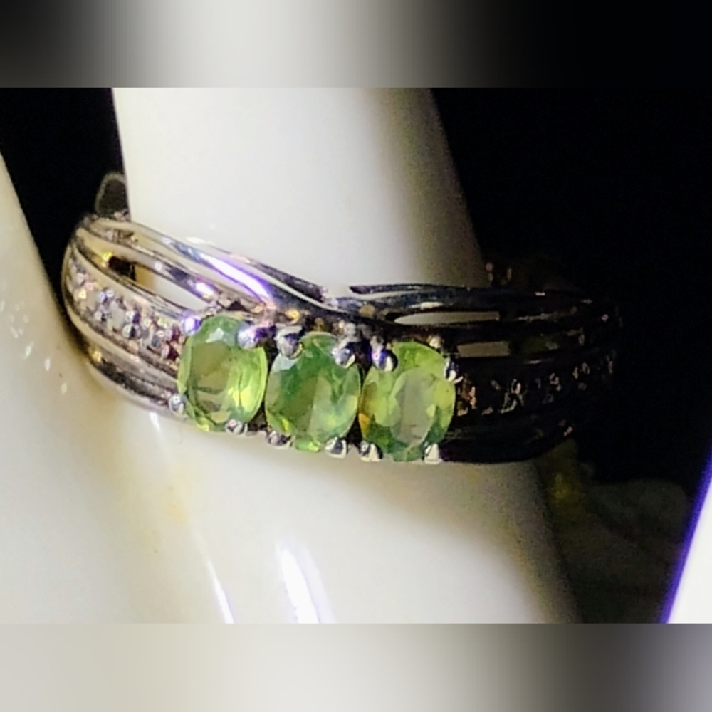 NWT- NATURAL GREEN TANZANITE *THREE* STONE, STERLING RING. SIZE 5 - Picture 3 of 9
